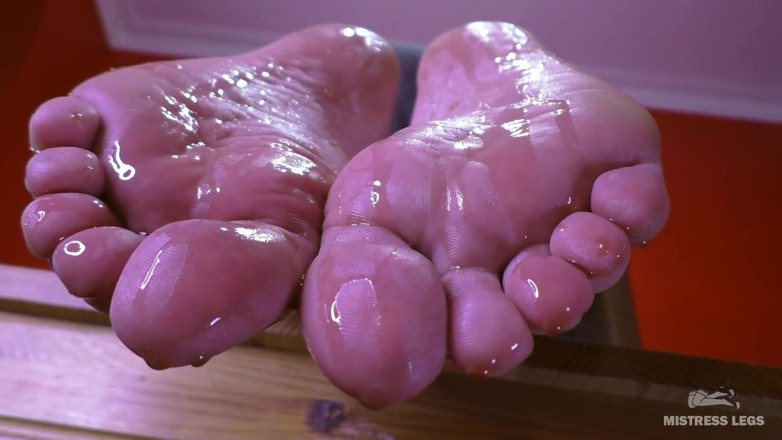 Mistress Legs: Sciroppo di razzi che scorre a piedi nudi con frammenti...