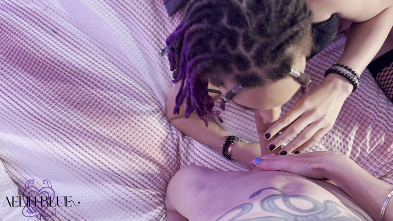 Aelin Blue: Fetele trans Aelin Blue și Ria Bentley își dau drumul reciproc în gât
