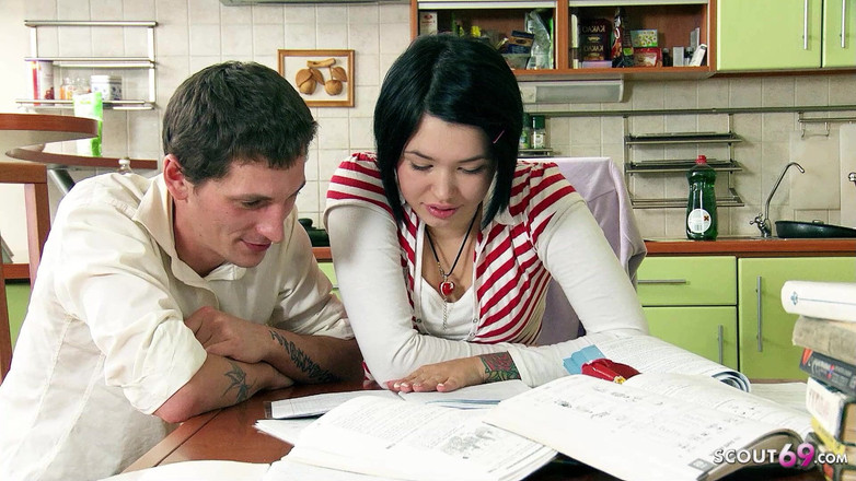 Full porn collection: Macocha rucha napalonej nastolatki jade po studiach w kuchni