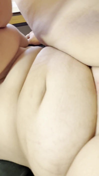 Một cuckold mời hai chàng trai làm tình với hôn thê của anh ấy trên ghế sofa phòng khách