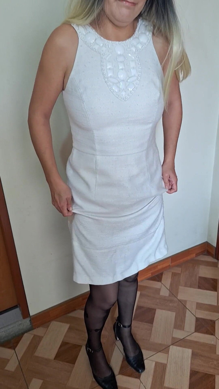 Agnes Swallow: Mi sporco le mutandine con la pipì