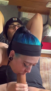 Hermanastro cachondo con una polla enorme comienza a follar hermanastra mientras todos se han ido
