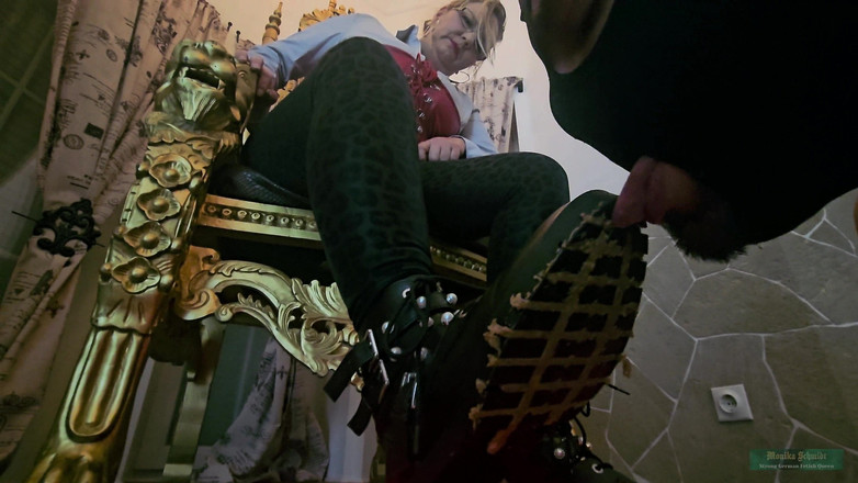 Strict Senz: Monika Schmidt - Suole Sporche Che Leccano Gli Stivali Della Gigantessa