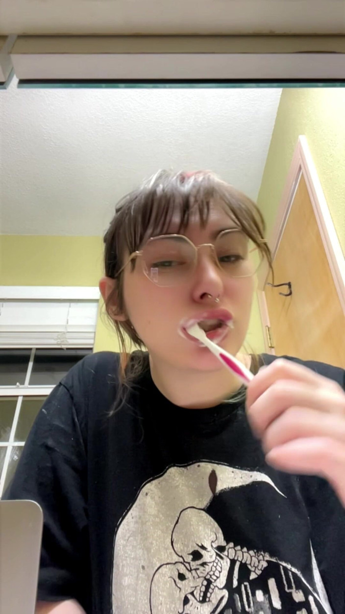 Mushroombitchx: Čistím si zuby