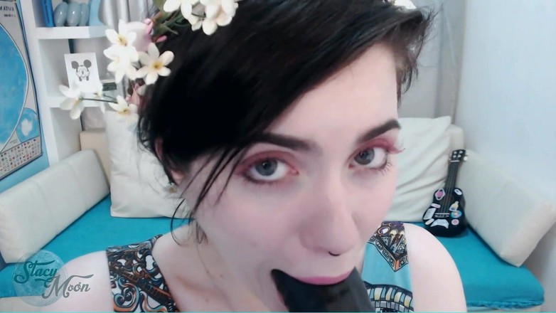 Stacy Moon: Teen Angel älskar att munka på den stora svarta dildon