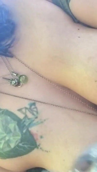 तेल से सने स्तन बड़े छेदे हुए निपल्स जंगल में