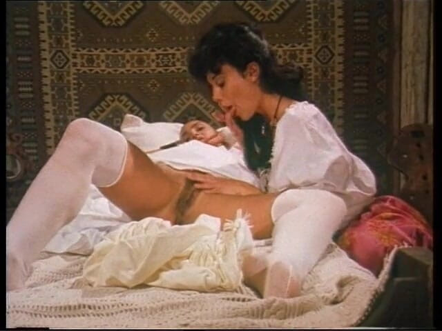 Lesbian Illusion: Duas lésbicas gostosas lambendo peitos