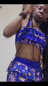Jemný zadek sexy petite chytil svého souseda, zatímco masturbuje a svádí ho do sexu