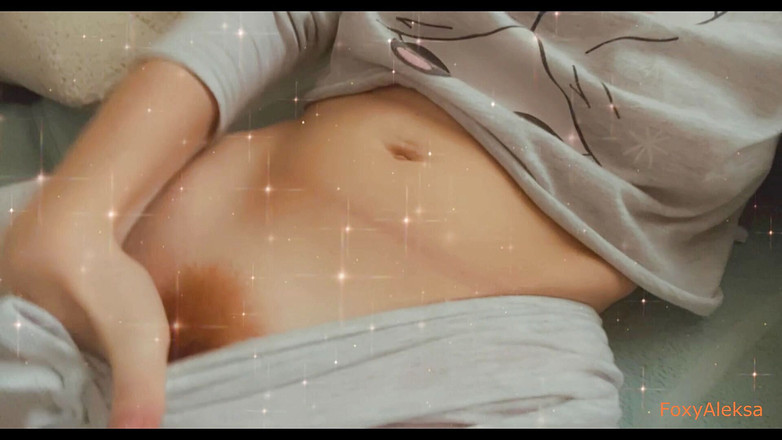 FoxyAleksa: 真っ赤なマンコを指で優しくオナニーし、オーガズムを得る。興奮したおっぱいを愛撫