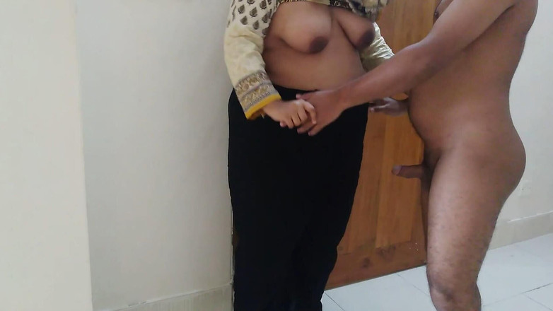 Aria Mia: 18 anni sexy cameriera con culo grosso scopata in cucina...