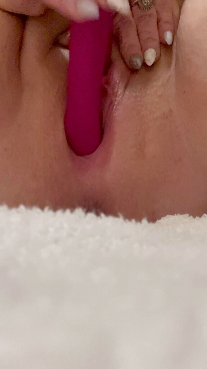 Love_Dickson: 用振动器在浴室玩到高潮