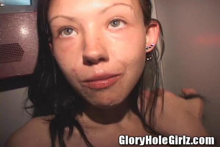 Glory Hole Girlz: Söt acne fett tik suger ut spermier svarta kukar för...