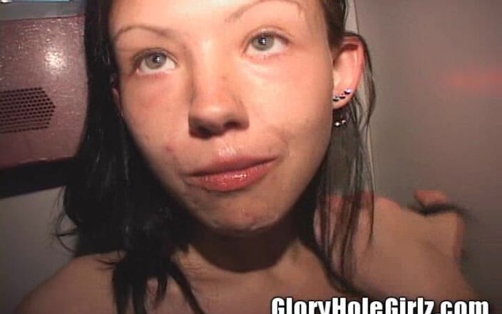 Glory Hole Girlz: Söt acne fett tik suger ut spermier svarta kukar för...