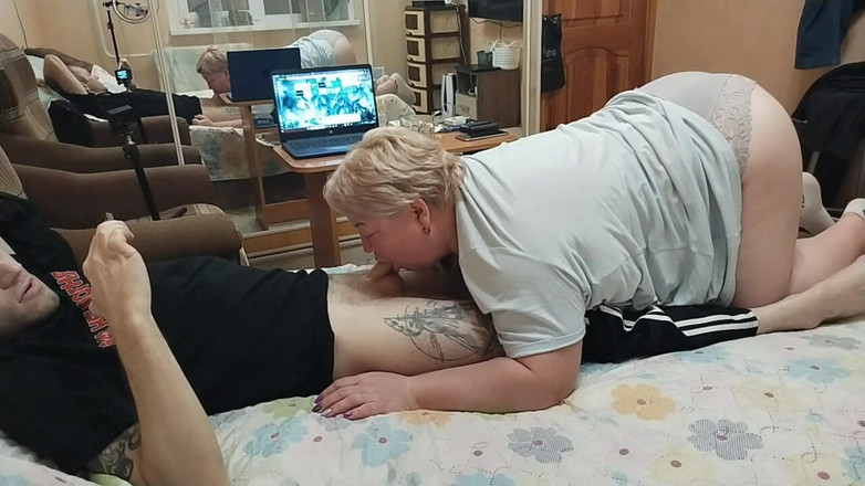 Zona901: Ibu mertua memerah zakar saya dengan mulutnya ke pancutan mani