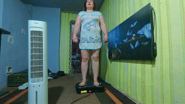 SchoolPrincess: Full body grote tieten babe op schaal en vibrerend platform...