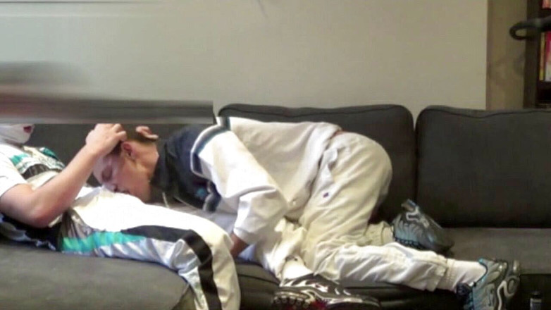 Sneaker Sex Kinky: Sottomessa alla sneaker di etero anonimo