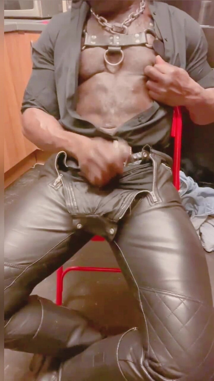 Black mature kinky muscle: 皮衣肌肉继父单人乳房玩