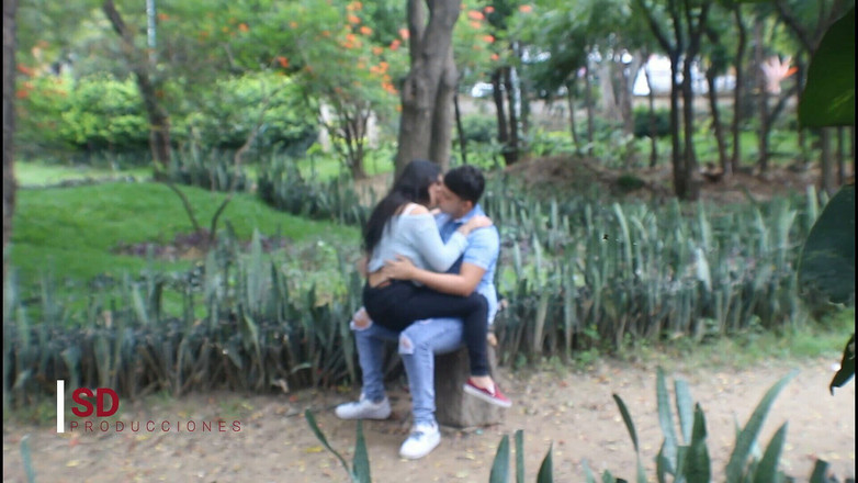 MelanieCaceres: Schnüffeln auf ein paar, während sie berühren - Melanie Caceres - porno...