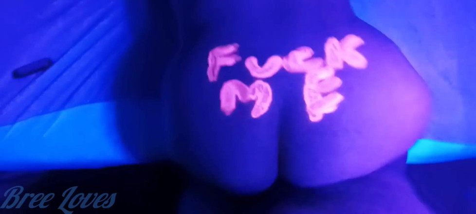 Bree Loves: Une PAWG à la peinture pour le corps obtient ce qu'elle...