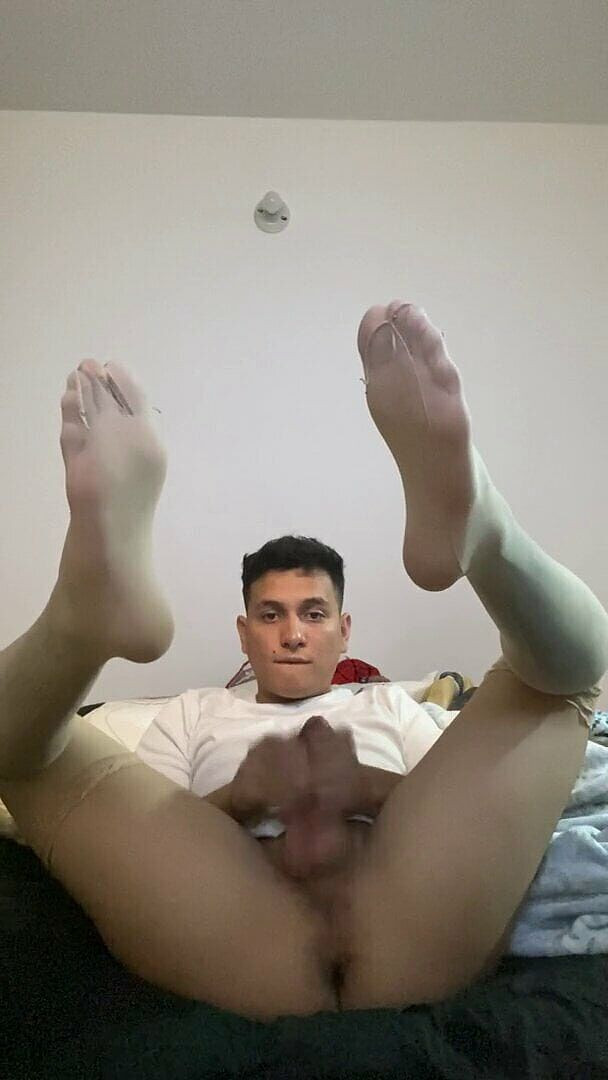 Tomas Styl: Aku lagi asik ngocok kontolku pakai stoking nilon warna kaki!