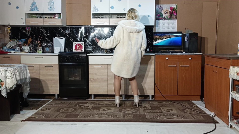 RedRoseRus: Nový kožich – pózování v kuchyni.