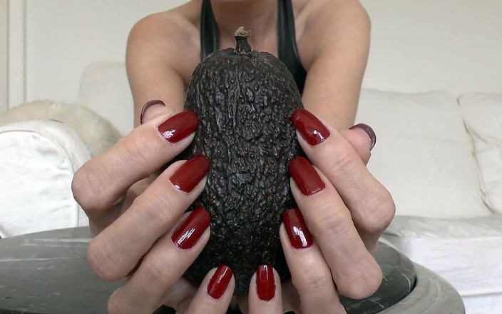 Lady Victoria Valente: Buah-buahan dan tangan cantik dengan jari merah