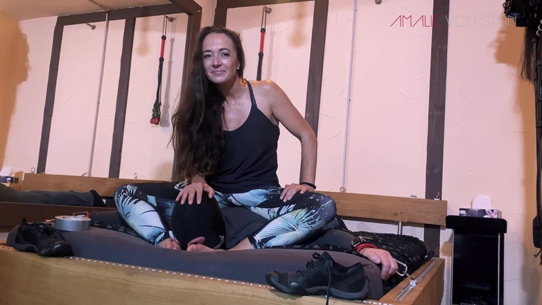 Amalie von Stein: Dominare transpirată cu adidași: Sclavul ascultător se îneacă pe Șosetele mele împuțite și picioare...