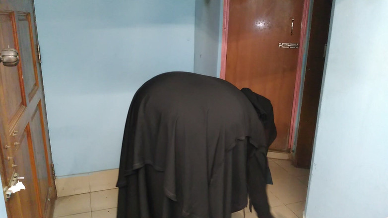 Aria Mia: Stiefmutter cleaning house &amp; stiefsohn schob und fickte sie