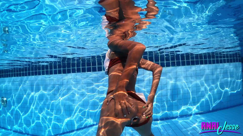 Jesse Thai: Asijská teenagerka plavání a šnorchlování se skleněným análním kolíkem