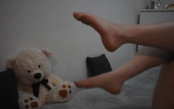 Miley Grey: Đôi chân gợi cảm trước máy ảnh - Miley Grey