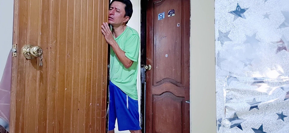 Lady: Encuentro a mi hijastra hermosa y tetona en la habitación...