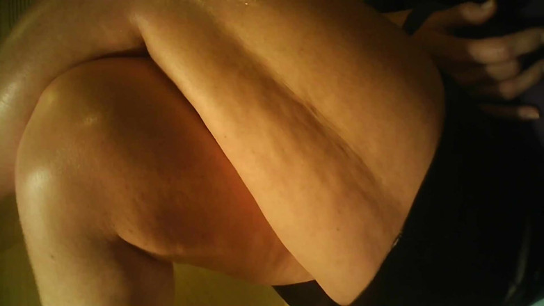 MisS Angel: 熟女は座ってリラックスしていて、彼女の脚を見ている私を無視しています。