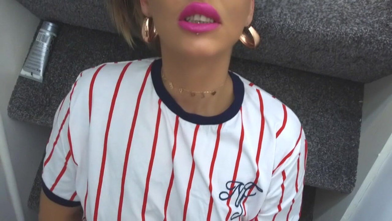 MILF MAFIA: 계단에서 섹스하는 Chav Louise