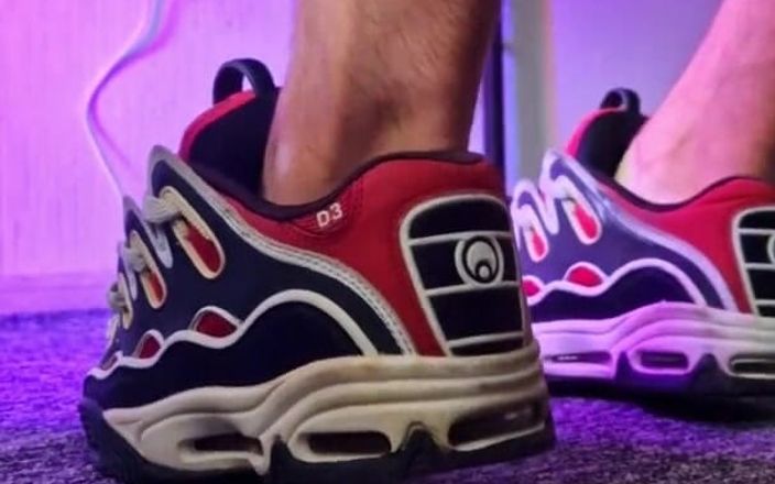 Sneakersmax98: Lagi asik mainin sepatu kenegaraan osiris sampai dicrot di dalam