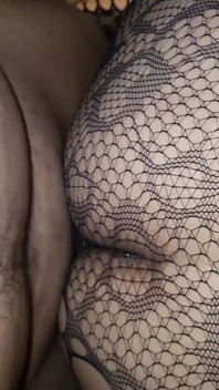 Dziwka mojej macochy modeluje dla mnie swoją nową bieliznę i w końcu wypełniam jej cipkę mlekiem