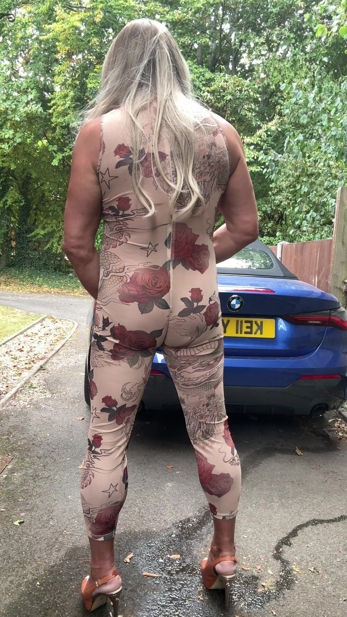 Kellycd2022: Сексуальний кроссдрессер kellycd2022 в сексуальному квітковому прозорому комбінезоні та на підборах