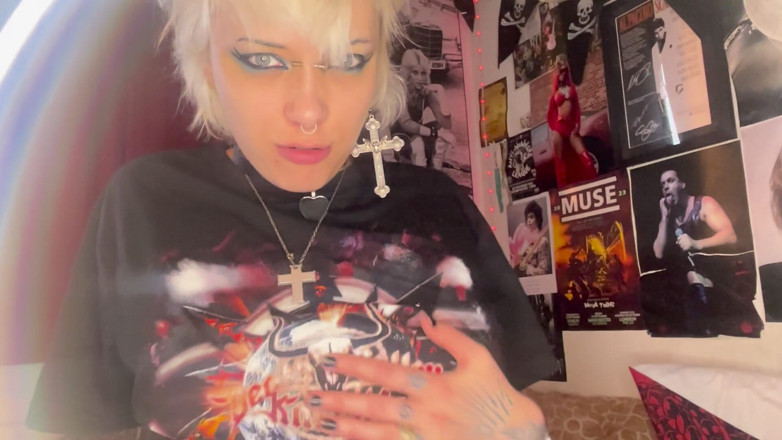 Glitterqueen1999: 2 Tiny Men Snuck Into My Smoothie! Giantess Swallowing
