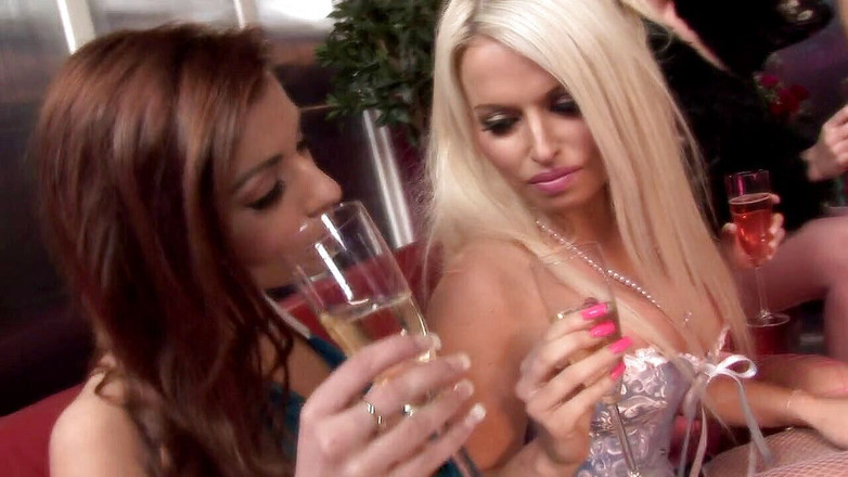 League of Lesbians: Puttana lesbica sex party con splendide ragazze arrapate