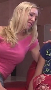 A futut pentru a face sex lesbian cu cea mai bună prietenă a ei matură sexy