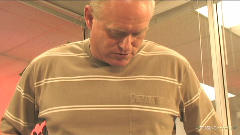 Teasing Angels: Beschäftigtes büro wird dampfig, als die brünette und die blonden...