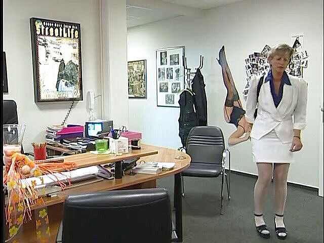 Xfamster: 金发熟女在试镜时被后入