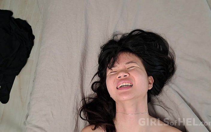 Girls of Hel: Se tu continua a andare io piscierò sul letto! - Punto...