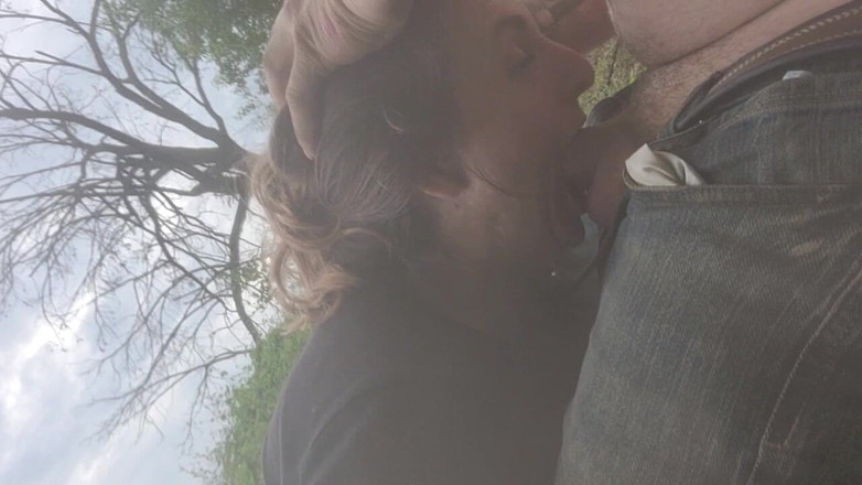 VinnyMacNDelilah: Muie lângă râu