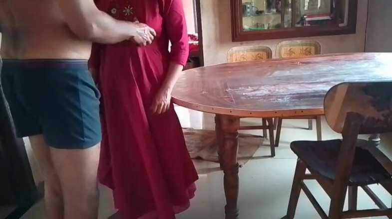 LEGSCOUPLE12: Sbatte Sua Moglie Sul Tavolo Da Pranzo E Le Scopa...