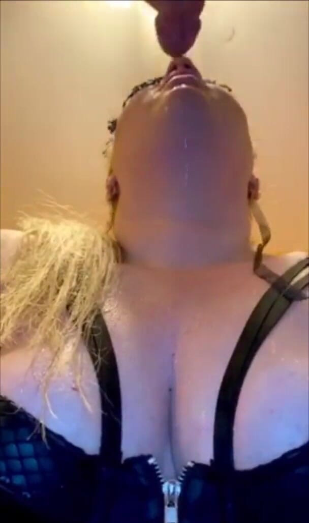 The Kinky Latex Couple: Piss gagging part 1