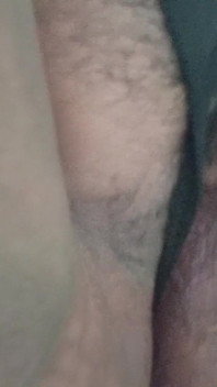 MILF gordinha se masturba no chuveiro