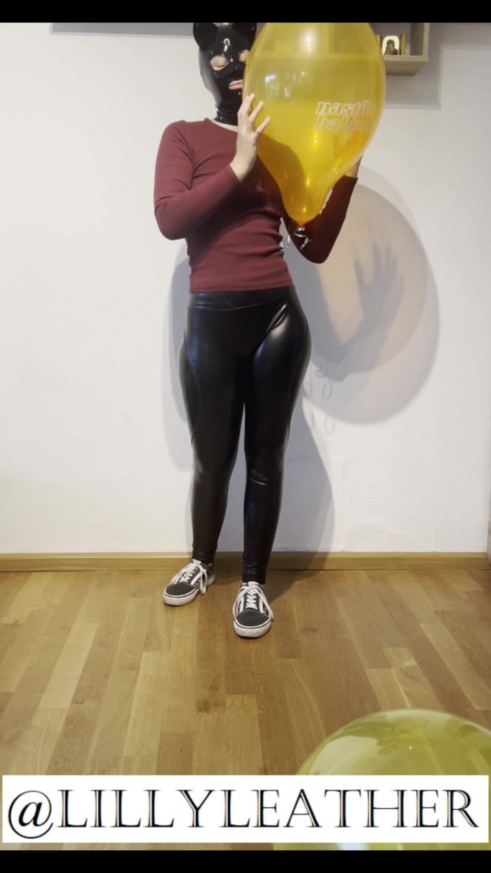 LillyLeather: Looner Girl vyskočí 4 balónky v roztomilé oblečení a kitty latexová...