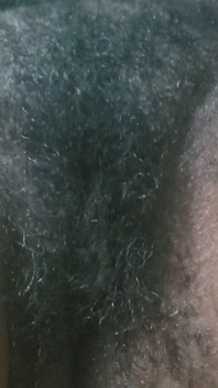Amateur muy caliente y flaca besándose crea un sensual coño peludo
