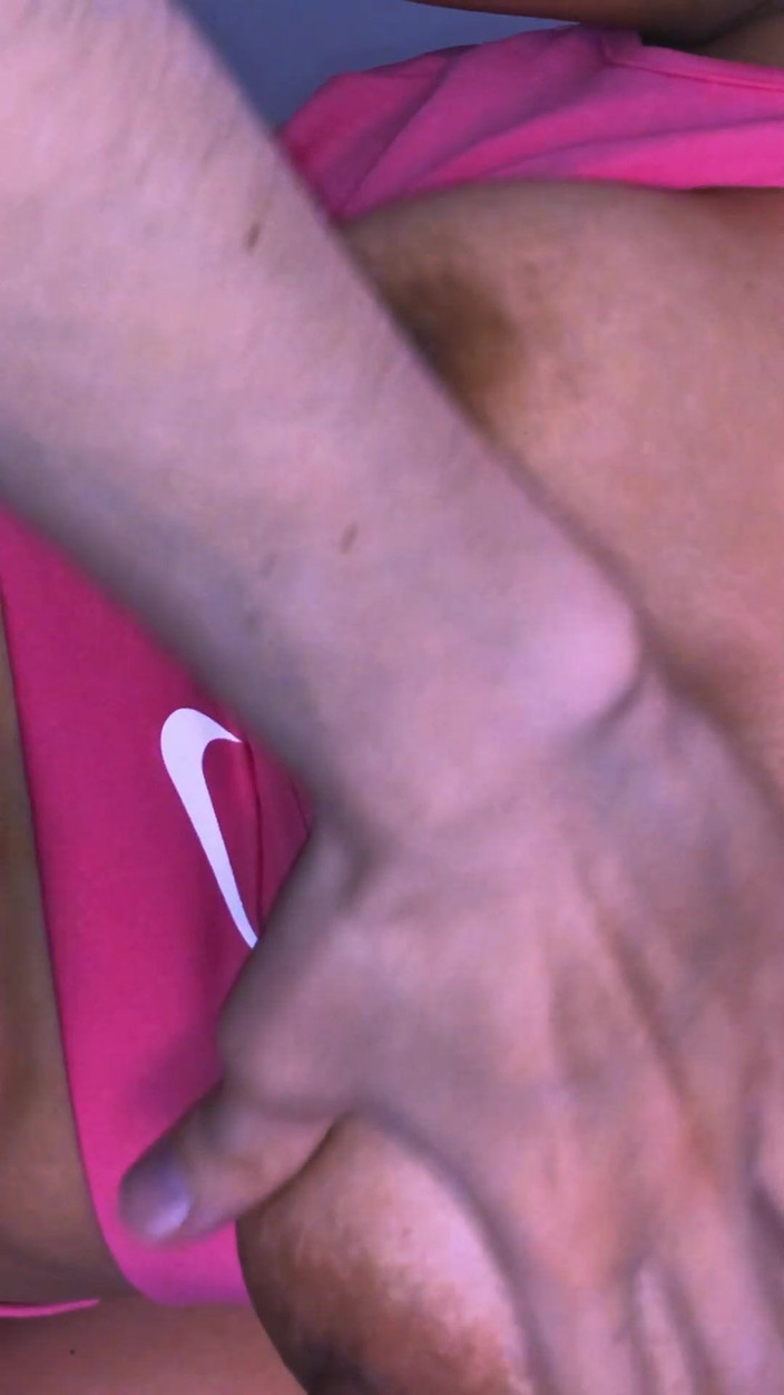 Ellie pink: 赛后，这位不忠的年轻女子与教练在他的公寓里发生性关系。