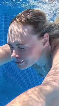 Nude pool provocação e masturbação enquanto ele assiste